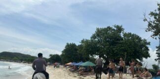 Libur Lebaran, Unit K9 Polda NTB Amankan Kawasan Wisata Pantai Tanjung Aan