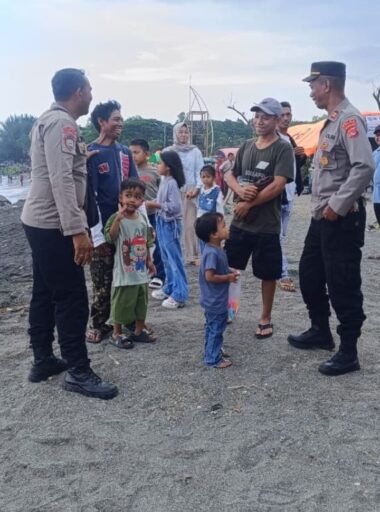 Berkat Ratusan Personel Polda NTB Yang Diterjunkan, Tradisi Lebaran Topat Sukses Aman dan Tertib