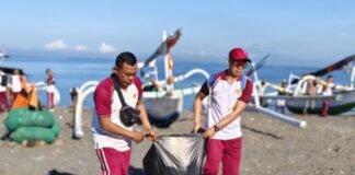 Ditpolairud Polda NTB Bersih Bersih Pantai Untuk Kenyamanan Masyarakat Pesisir Pantai Tanjung Karang