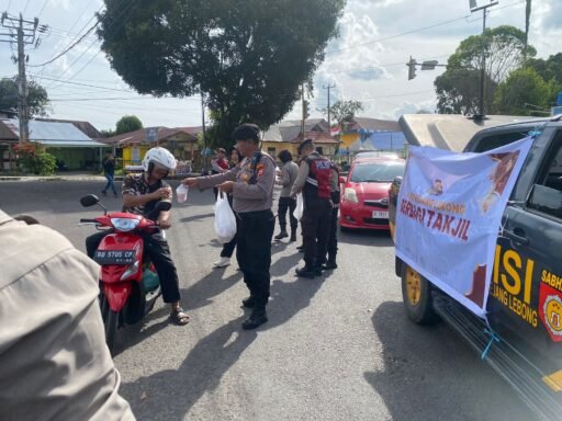 Polres Rejang Lebong bagi-bagi Takjil di Bulan Puasa.