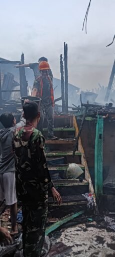 Babinsa Lawang Kidul Koramil 418-05/Lemabang Sigap Tangani Kebakaran, Danramil : Warga Harus Lebih Waspada