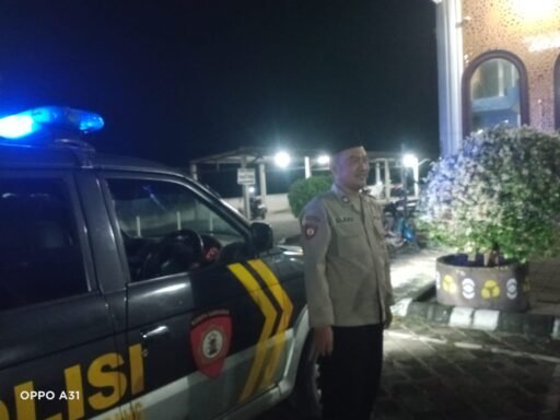Personil Polsek Ngimbang Gelar Patroli pengamanan Sholat Subuh Guna Cegah Kriminalitas