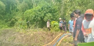 Bocah 8 Tahun Tenggelam di Embung Kedungpring, Polsek Kedungpring dan Warga Lakukan Evakuasi Bersama