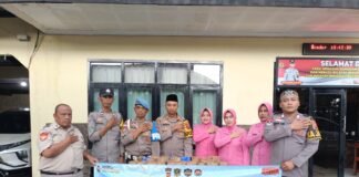 POLSEK BLANAKAN DAN BHAYANGKARI BERBAGI TAKJIL, PERERAT SILATURAHMI DI BULAN RAMADHAN