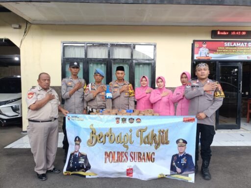 POLSEK BLANAKAN DAN BHAYANGKARI BERBAGI TAKJIL, PERERAT SILATURAHMI DI BULAN RAMADHAN