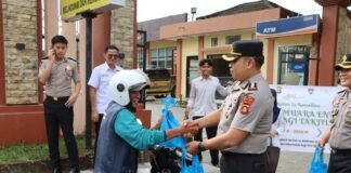 Menginspirasi! Kapolres Muara Enim Turun Langsung ke Jalan, Bagikan Takjil Penuh Kehangatan