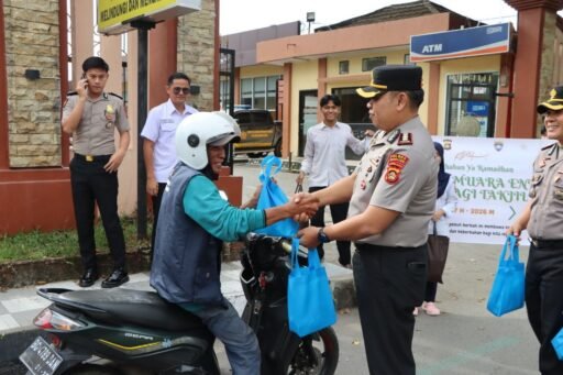 Menginspirasi! Kapolres Muara Enim Turun Langsung ke Jalan, Bagikan Takjil Penuh Kehangatan