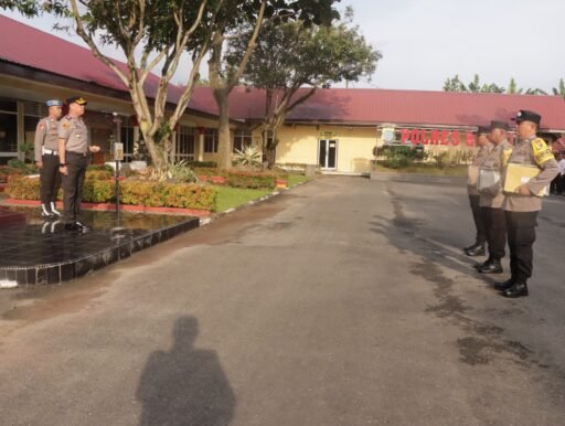 Kapolres Binjai Beri Penghargaan Terhadap Tiga Personil Bhabinkamtibmas