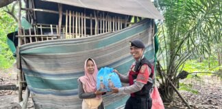 Personil Polres Ogan Ilir Salurkan Bantuan Sembako dari Kapolda Sumsel kepada Masyarakat