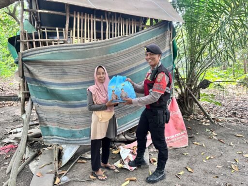 Personil Polres Ogan Ilir Salurkan Bantuan Sembako dari Kapolda Sumsel kepada Masyarakat