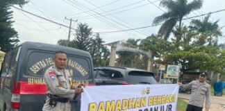 Polres Ogan Ilir Berbagi Takjil dan Sampaikan Himbauan Tertib Berlalu Lintas