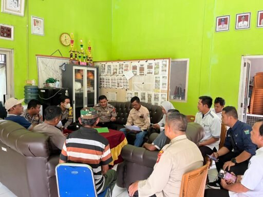 Sat Binmas Polres Muara Enim Survei Lokasi Bantuan Mesin Pengering Jagung di Desa Karang Endah