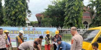 Polres Ogan Ilir Dukung Program Belida Polda Sumsel, Bersihkan Lingkungan dan Timbun Jalan Berlobang
