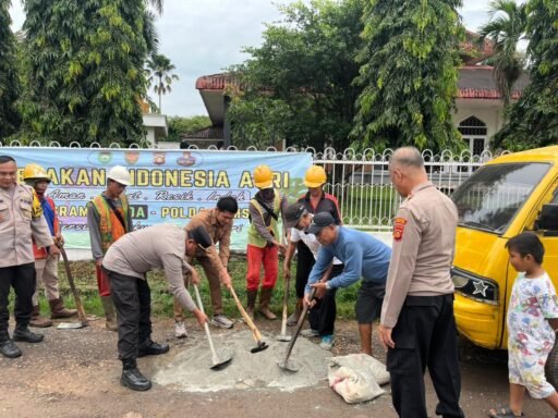Polres Ogan Ilir Dukung Program Belida Polda Sumsel, Bersihkan Lingkungan dan Timbun Jalan Berlobang