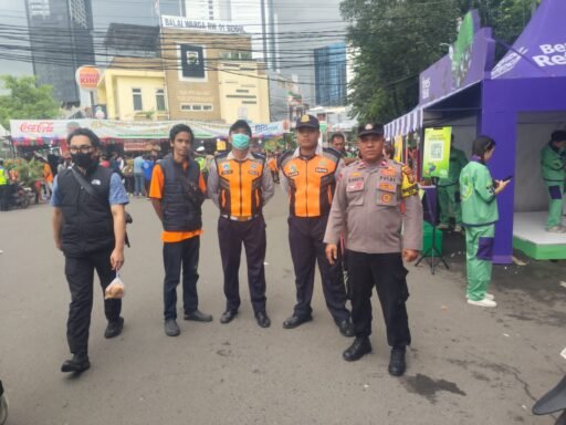 Personel Gabungan Laksanakan Monitoring dan Pengaturan Lalu Lintas di Bazar Takjil Pasar Benhil