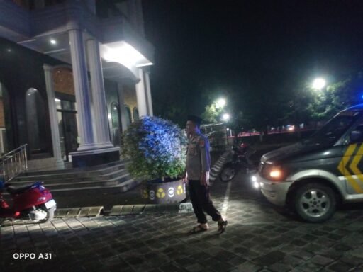 Personil Polsek Ngimbang Gelar Patroli pengamanan Sholat Taraweh Guna Cegah Kriminalitas