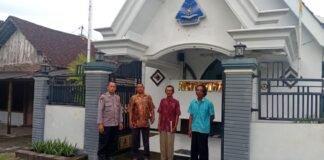 Personil Polsek Ngimbang Gelar Pengamanan Ibadah Minggu Pagi Di Gereja GKJTU Dan GJWI Desa Ngasemlemahbang