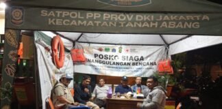 Bhabinkamtibmas Petamburan Bersama PPSU Monitoring Genangan Air di RW 02