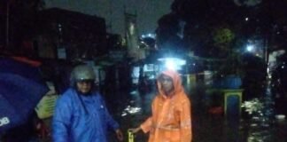 Bhabinkamtibmas Petamburan Pantau Genangan Air di RT 09 dan RT 10 RW 03