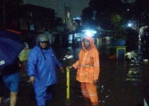Bhabinkamtibmas Petamburan Pantau Genangan Air di RT 09 dan RT 10 RW 03