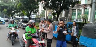 Peduli Sosial Polsek Sawah Besar Bagikan Takjil Gratis di Jalan Dr Wahidin Raya