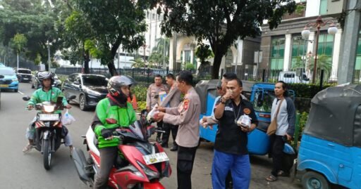 Peduli Sosial Polsek Sawah Besar Bagikan Takjil Gratis di Jalan Dr Wahidin Raya