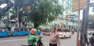 Panit Samapta Polsek Sawah Besar Pimpin Bagikan Takjil Gratis untuk Masyarakat