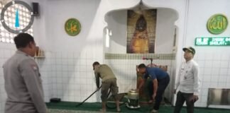 Bersama 3 Pilar, Bhabinkamtibmas Kemayoran Gelar Bersih-Bersih Masjid di Bulan Ramadhan