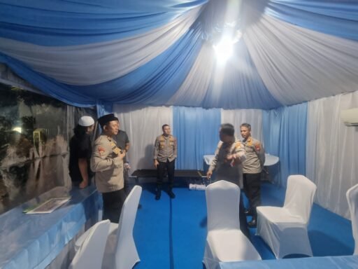 Kapolres Metro Jakpus Tinjau Pos Pelayanan Idul Fitri di Stasiun Pasar Senen