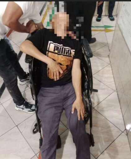 Diduga Melamun, Brio Putih Tabrak Pekerja Rumah Makan dan Pengunjung