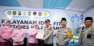 KAPOLDA SUMSEL CEK POS PENGAMANAN OPS KETUPAT, BAGIKAN TALI ASIH DAN TAKJIL DI POS PELAYANAN SIMPANG 5 DPRD