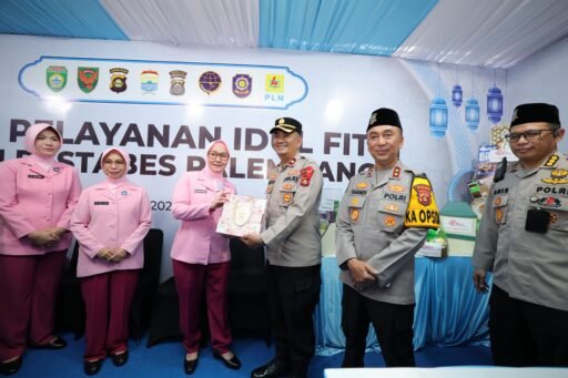 KAPOLDA SUMSEL CEK POS PENGAMANAN OPS KETUPAT, BAGIKAN TALI ASIH DAN TAKJIL DI POS PELAYANAN SIMPANG 5 DPRD