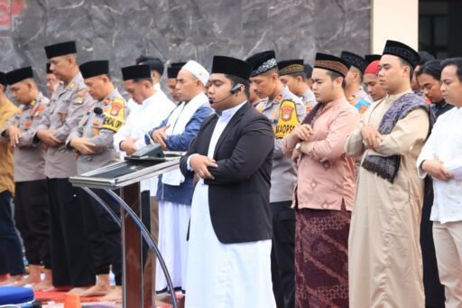 Kapolres Metro Bekasi Kota dan Jajaran Gelar Sholat Idul Fitri 1447 H tahun 2026 di Halaman Mapolres