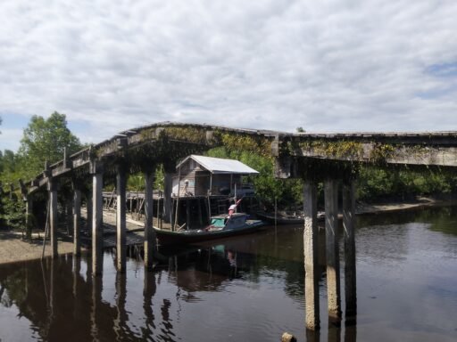 Bom waktu jembatan Penyeberangan Kuala Merbau Tanjung Bunga menunggu maksa