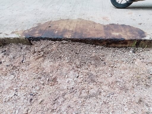 Ceceran Minyak Mentah di Jalan Desa Suka Maju, Warga Curiga Aktivitas Ilegal!