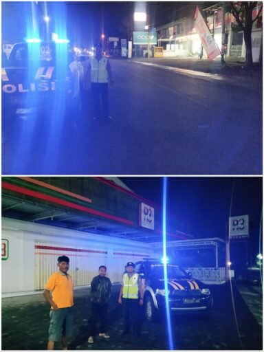 Guna Cegah Kriminalitas Personil Polsek Ngimbang Gelar Patroli Siskamtibmas Di Malam Hari