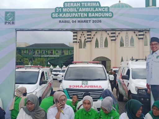 Serah Terima 31 Ambulance Oleh H. Cucun Waketum DPP PKB Kpd H. Dadang Supriatna Ketua DPC PKB Kab Bandung