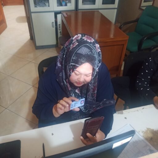 Enung Kasi Pelayanan Desa Ibun Sambut Gebyar myBCA, Sukses Instal myBCA Untuk Yang Pertama Kalinya