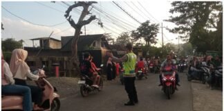 Personil Polsek Ngimbang Gelar Patroli Ngabuburit Menjelang Buka Puasa Guna Cegah Balap Liar