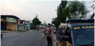 Personil Polsek Ngimbang Gelar Patroli Ngabuburit Menjelang Buka Puasa Guna Cegah Balap Liar