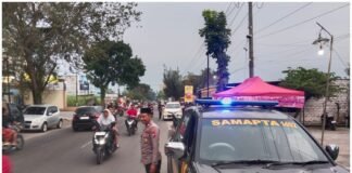 Polsek Ngimbang Gelar Pengamanan Pembagian Takjil Guna Kelancaran Lalu – Lintas