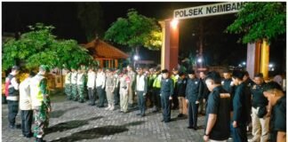 Amankan Malam Takbiran Idul Fitri 1447 H, Kapolsek Ngimbang Gelar Apel Pengamanan Bersama TNI