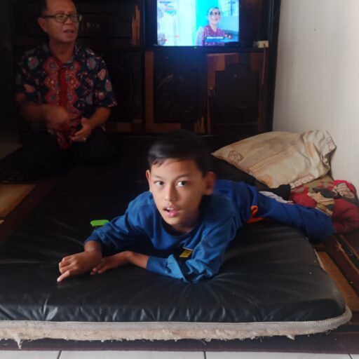 Rumah No.90 RT2/RW7 Kelurahan Jelekong Bale Endah Di Huni Asriyati Lansia, Reihan Disabilitas, Rifa Putus SD