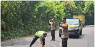 Demi Cegah Kemacetan Arus Balik Lebaran Kapolsek Ngimbang Gelar Pengaturan Arus Lalin Di Siang Hari