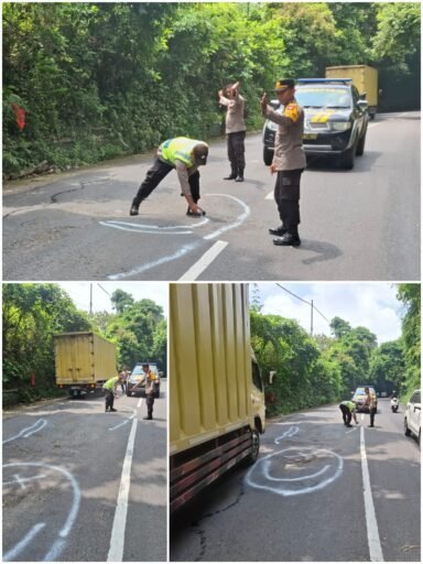 Demi Cegah Kemacetan Arus Balik Lebaran Kapolsek Ngimbang Gelar Pengaturan Arus Lalin Di Siang Hari