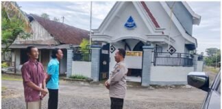 Personil Polsek Ngimbang Gelar Pengamanan Ibadah Minggu Pagi Di Gereja GKJTU Dan GJWI Desa Ngasemlemahbang