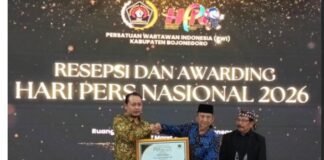 Kacap PSHT Bojonegoro Terima Penghargaan Dari PWI Atas Dedikasi Pencak Silat
