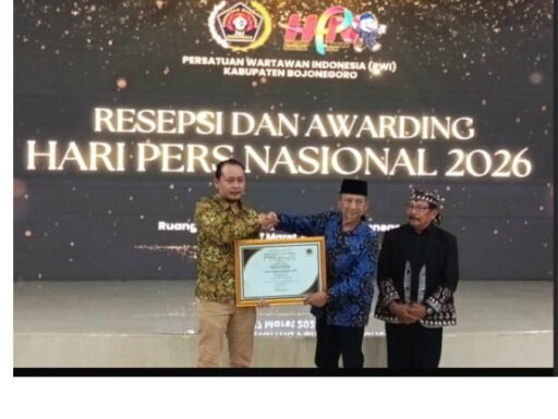Kacap PSHT Bojonegoro Terima Penghargaan Dari PWI Atas Dedikasi Pencak Silat