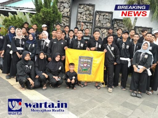 Berbagi Berkah Ramadan, PSHT Rayon Sidowayah Bagikan 500 Takjil Untuk Pengendara