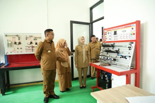 Andra Soni Tinjau Revitalisasi RPS di SMKN 1 Anyer, Pastikan Alat Praktik Sesuai Kebutuhan Industri